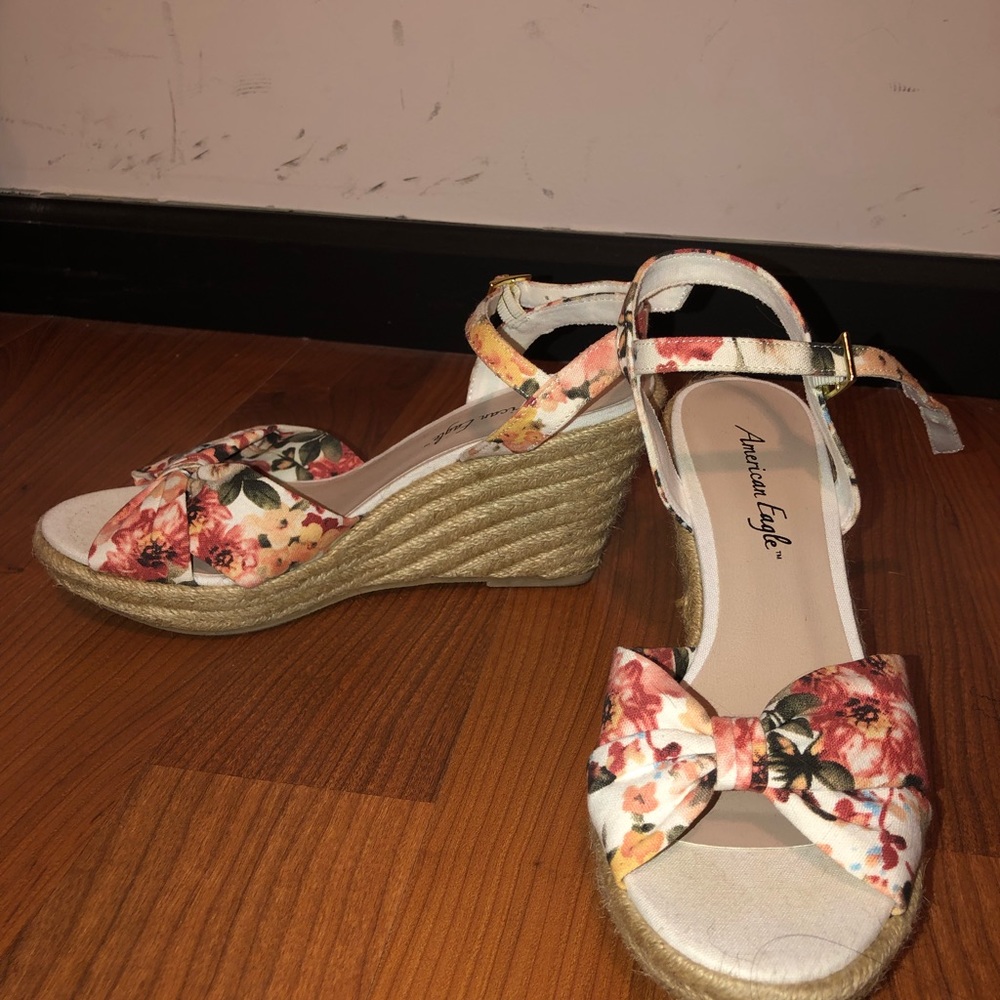 Wedge sandal with flowers
